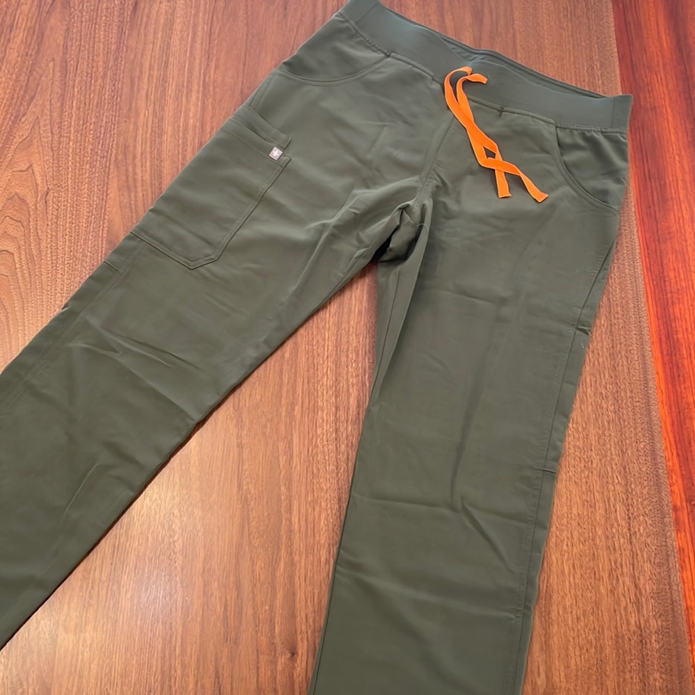 Figs scrub pants, size medium. Cargo pocket. Worn once.